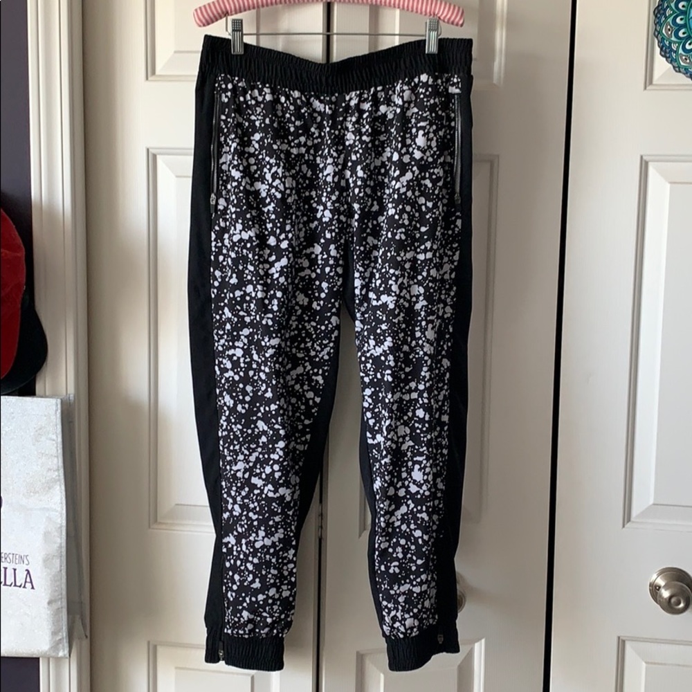 Fabletics patterned jogger capris